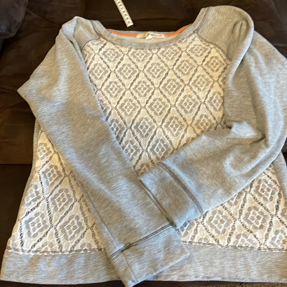 3/$15. Sale Demeanor Light wight sweat shirt. Large fits more like a medium